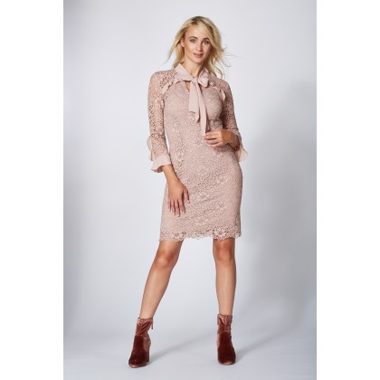 Bezauberndes Spitzenkleid SARAH mit Schluppe und Volantsdetails /